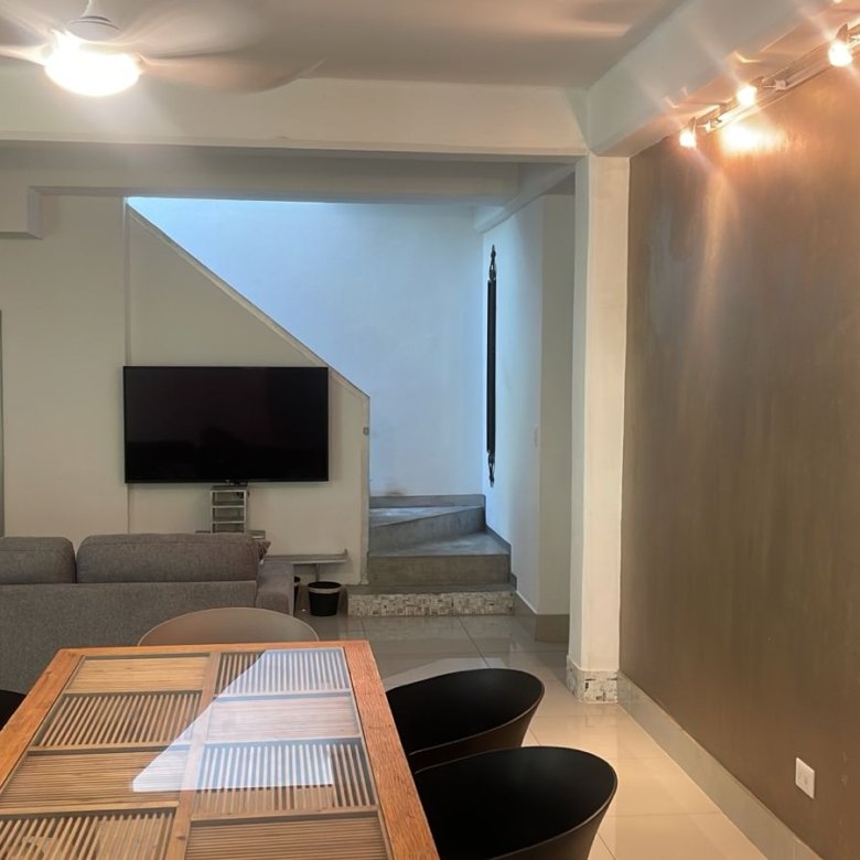 Clayton: Amoblada – Casa / Town – Home, de 7 Recámaras, 2 Terrazas y Area Verde