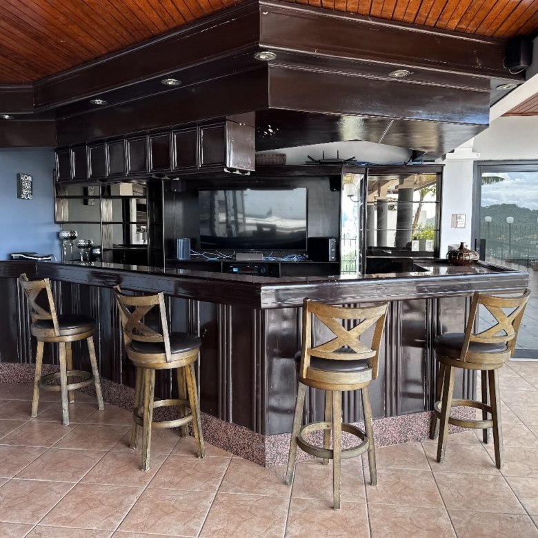 Amplia Casa con Piscina, de 4 recámaras en Sector de Excelente Altura y Nivel: Betania – Altos del Dorado