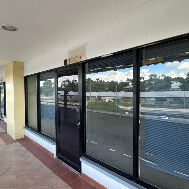 Albrook: Oficina Comercial con ventanales, en Plaza con Servicios de Comida