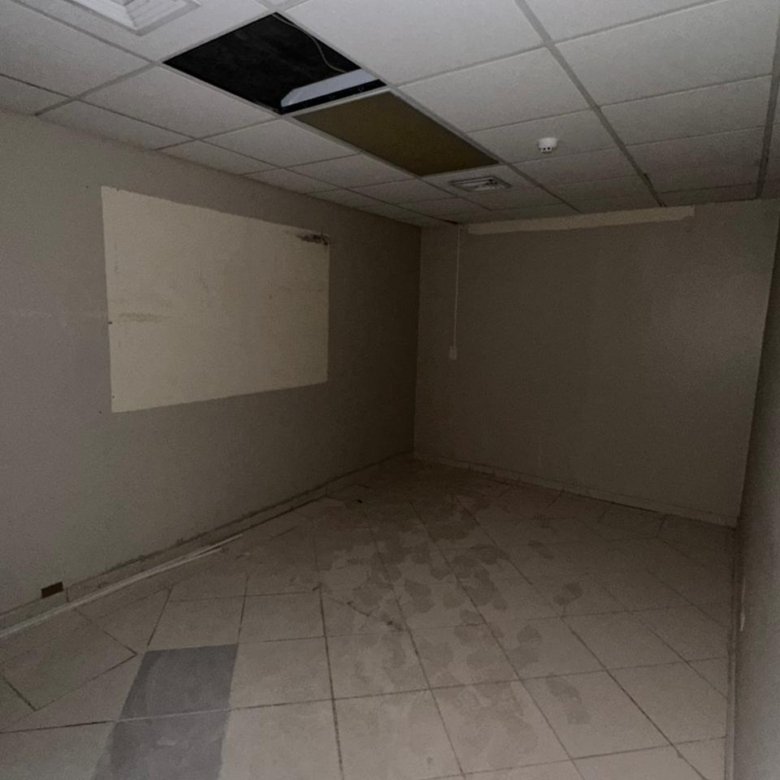 Albrook: Oficina Comercial con ventanales, en Plaza con Servicios de Comida
