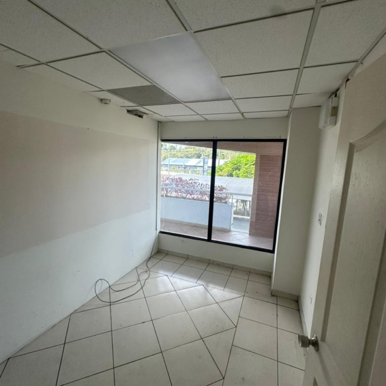 Albrook: Oficina Comercial con ventanales, en Plaza con Servicios de Comida