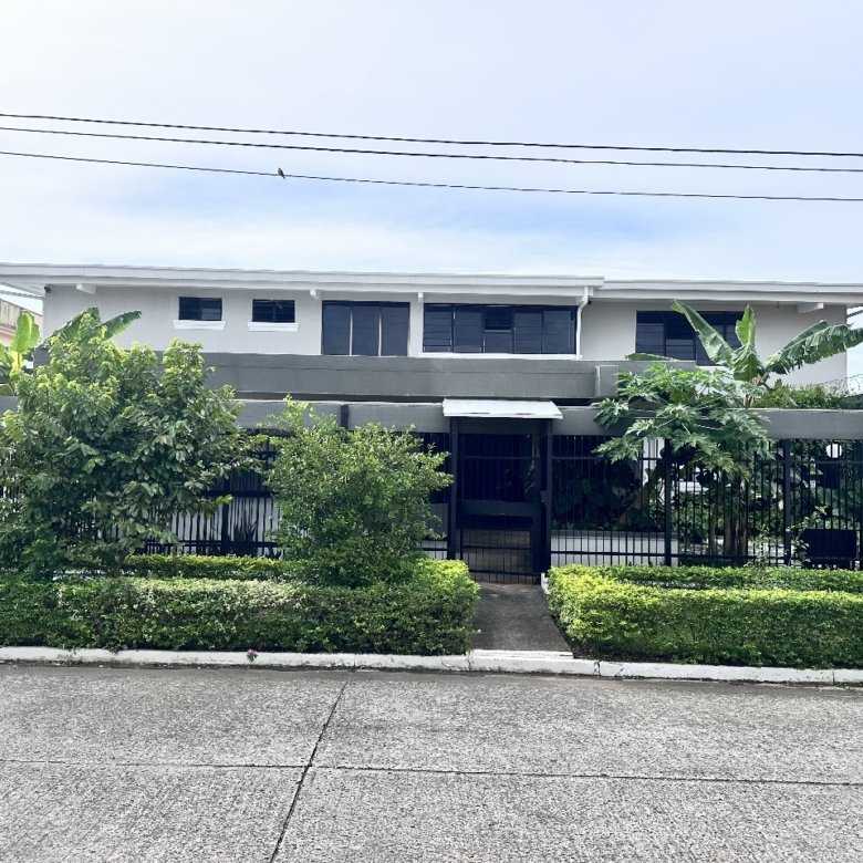 Amplia Casa con Piscina, de 4 recámaras en Sector de Excelente Altura y Nivel: Betania – Altos del Dorado