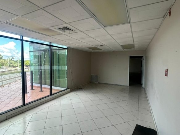 Albrook: Oficina Comercial con ventanales, en Plaza con Servicios de Comida