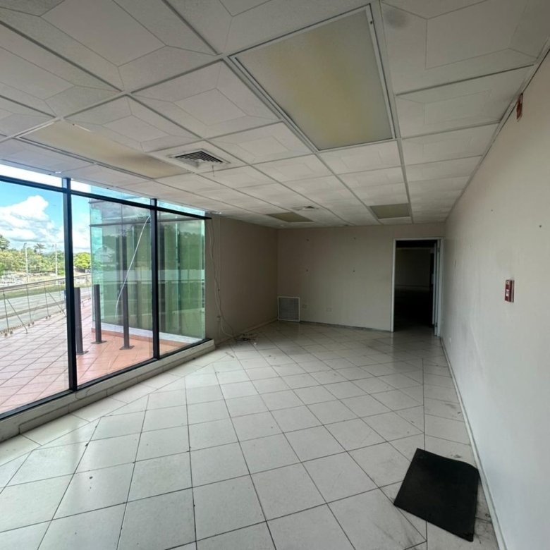 Albrook: Oficina Comercial con ventanales, en Plaza con Servicios de Comida
