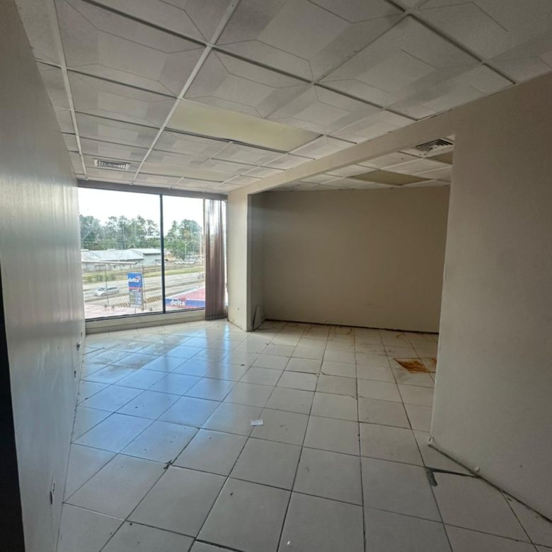 Albrook: Oficina Comercial con ventanales, en Plaza con Servicios de Comida