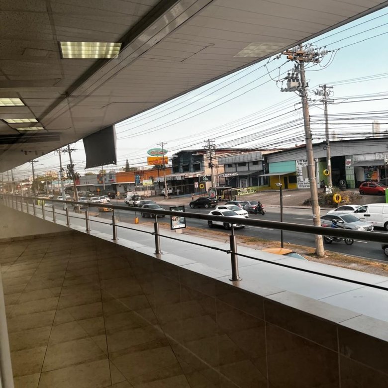 Juan Diaz, Local Frente a Calle: Planta Alta, en Plaza Comercial