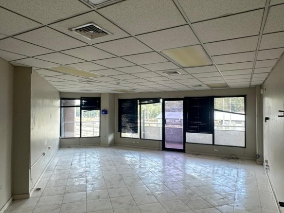 Albrook: Oficina Comercial con ventanales, en Plaza con Servicios de Comida