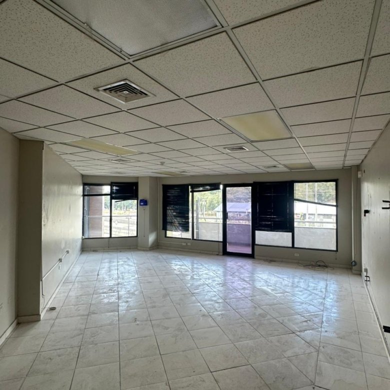 Albrook: Oficina Comercial con ventanales, en Plaza con Servicios de Comida