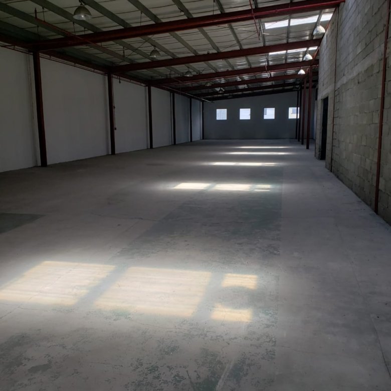 Bodega en Costa del Este: 1800m2, con Rampa / Andén de Carga, 7mts altura
