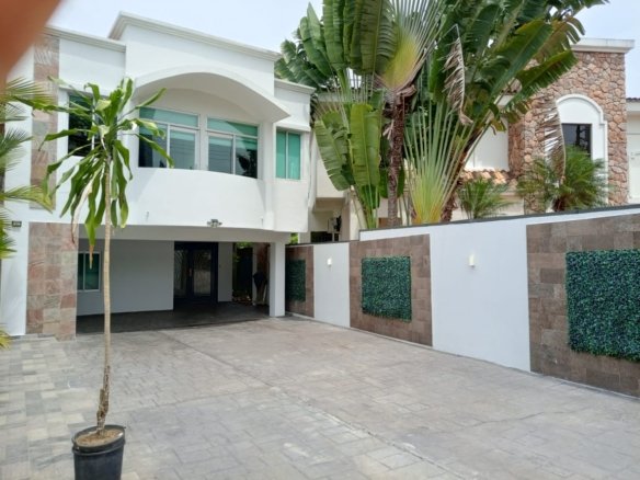 Casa de 5 recamaras con piscina, en sector de Alto Nivel en Ciudad – Dos Mares