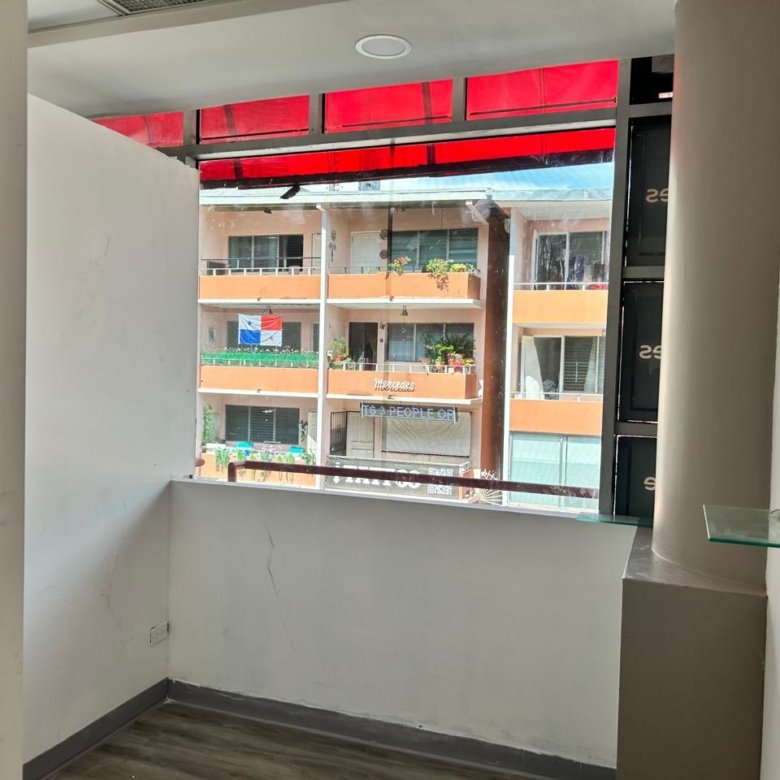 Bella Vista, El Cangrejo, Via Veneto: Local Comercial de piso 2, vista a calle