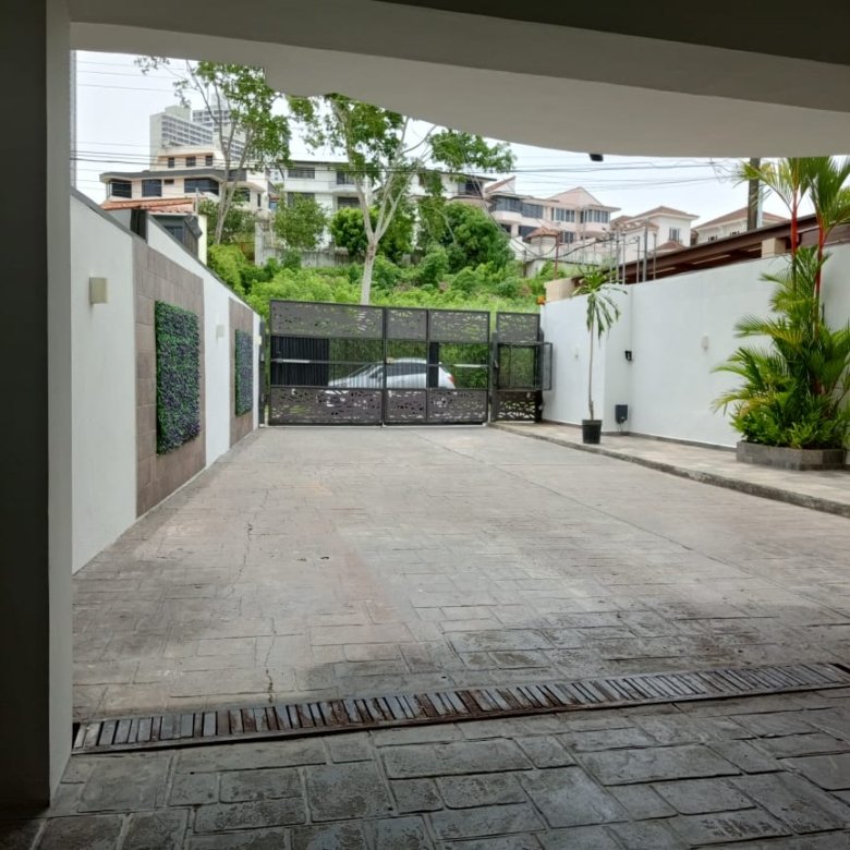 Casa de 5 recamaras con piscina, en sector de Alto Nivel en Ciudad – Dos Mares
