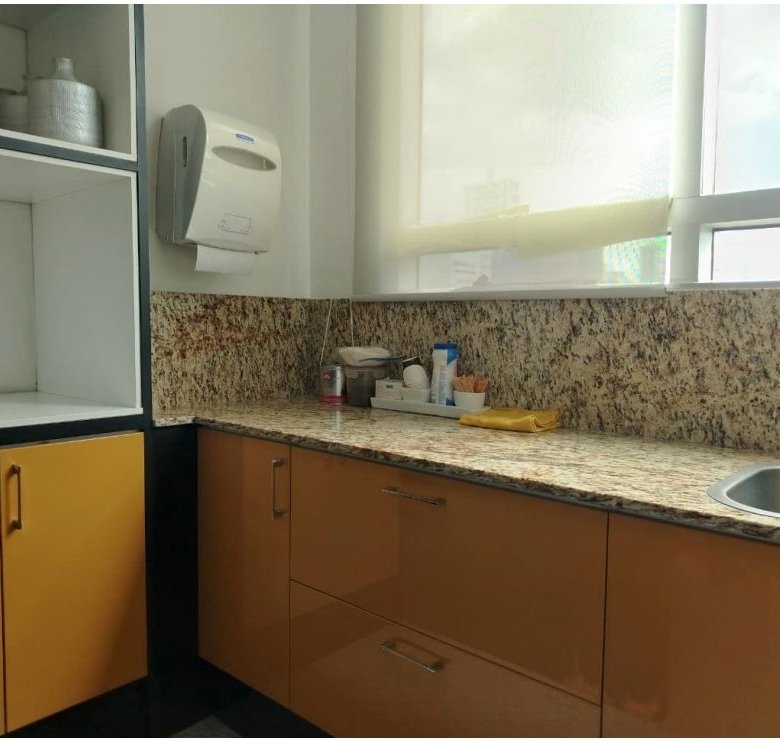 Local Comercia / Oficina de pisos bajos: San Francisco, en Torre Residencial