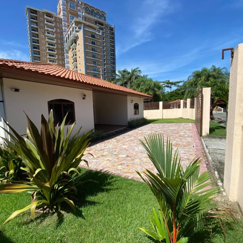 Casa de Playa, dentro de Campo de Golf, Amoblada: con 2000m2 de terreno