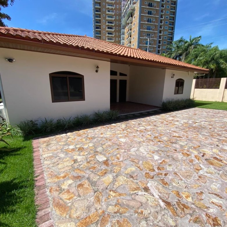Casa de Playa, dentro de Campo de Golf, Amoblada: con 2000m2 de terreno