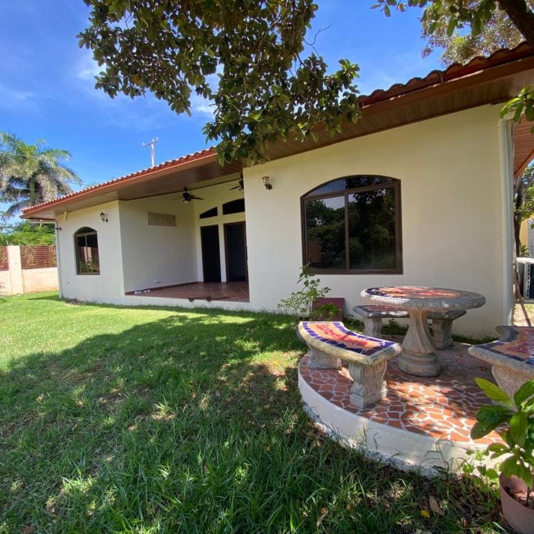 Casa de Playa, dentro de Campo de Golf, Amoblada: con 2000m2 de terreno