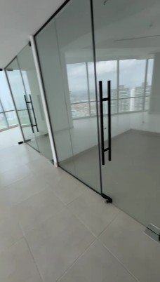 Oficina Amoblada o Sin Muebles, en Costa del Este: Piso Alto