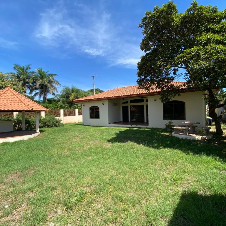 Casa de Playa, dentro de Campo de Golf, Amoblada: con 2000m2 de terreno