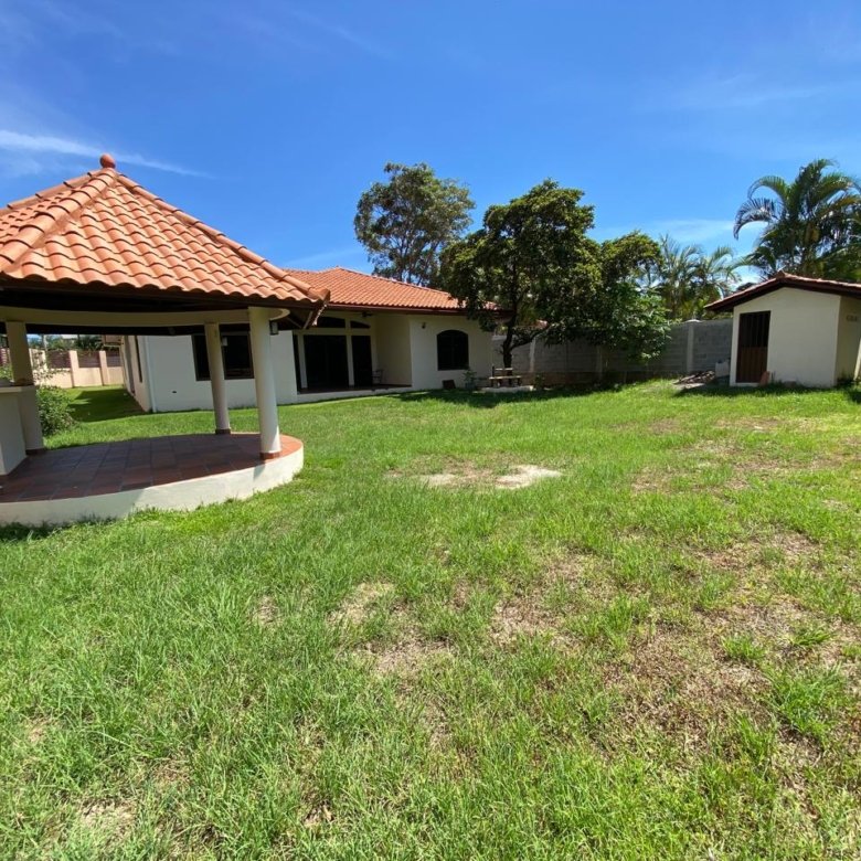 Casa de Playa, dentro de Campo de Golf, Amoblada: con 2000m2 de terreno