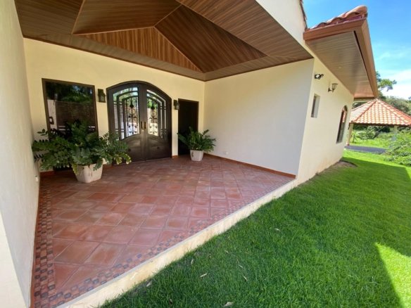 Casa de Playa, dentro de Campo de Golf, Amoblada: con 2000m2 de terreno