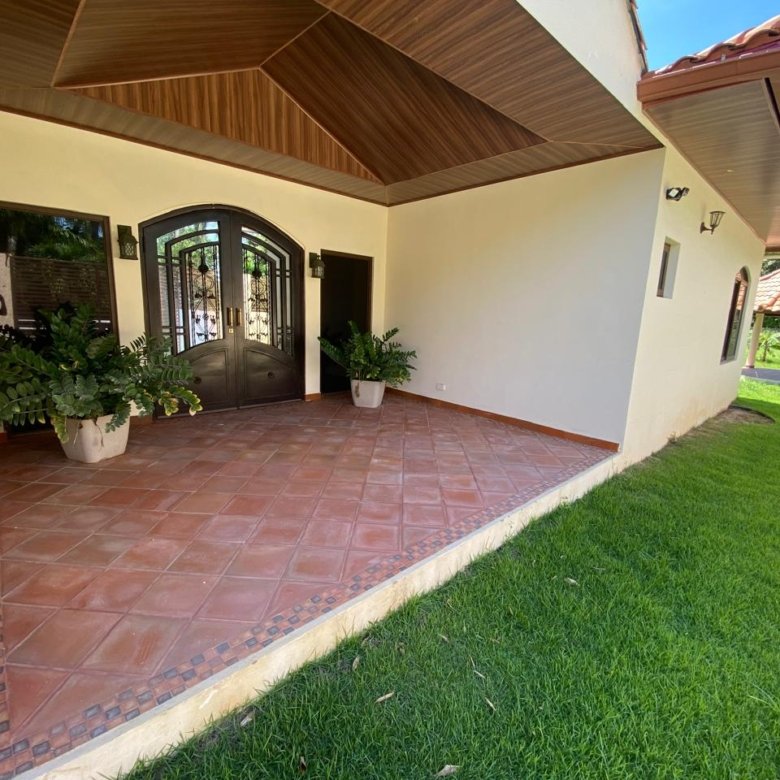 Casa de Playa, dentro de Campo de Golf, Amoblada: con 2000m2 de terreno