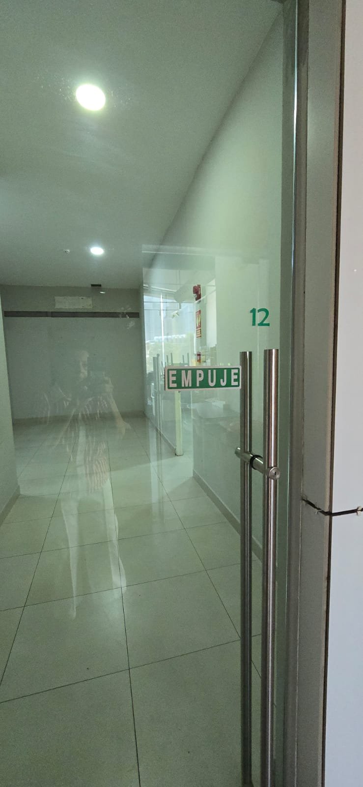 San Francisco / Altos del Golf: Local Comercial de Planta Alta, en Plaza con Estacionamientos