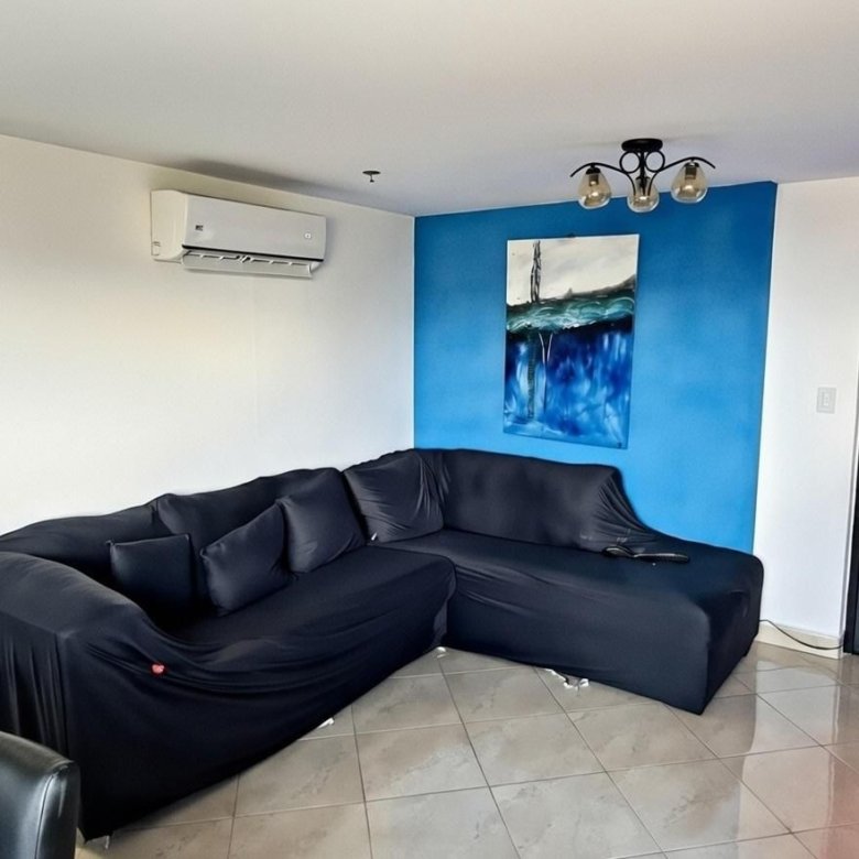 Apartamento en torre frente a Playa Corona: Sector rodeado de plazas comerciales