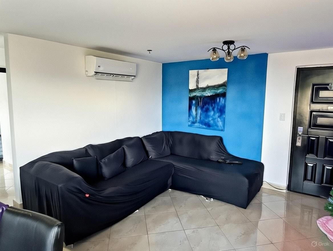 Apartamento en torre frente a Playa Corona: Sector rodeado de plazas comerciales