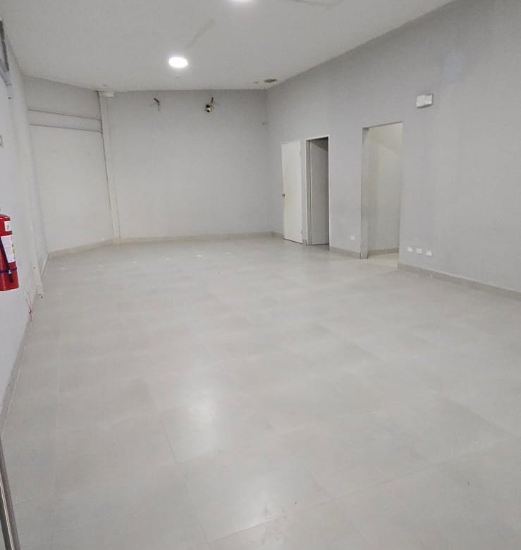 San Francisco / Altos del Golf: Local Comercial de Planta Alta, en Plaza con Estacionamientos