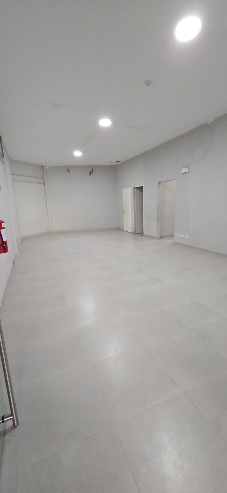 San Francisco / Altos del Golf: Local Comercial de Planta Alta, en Plaza con Estacionamientos