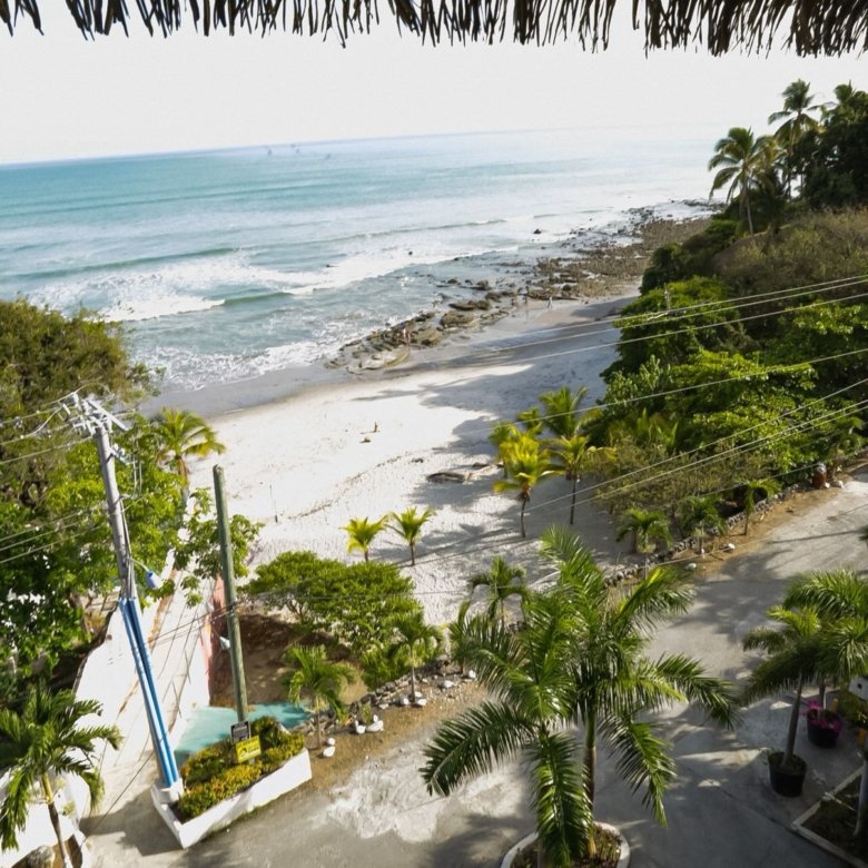 Apartamento en torre frente a Playa Corona: Sector rodeado de plazas comerciales