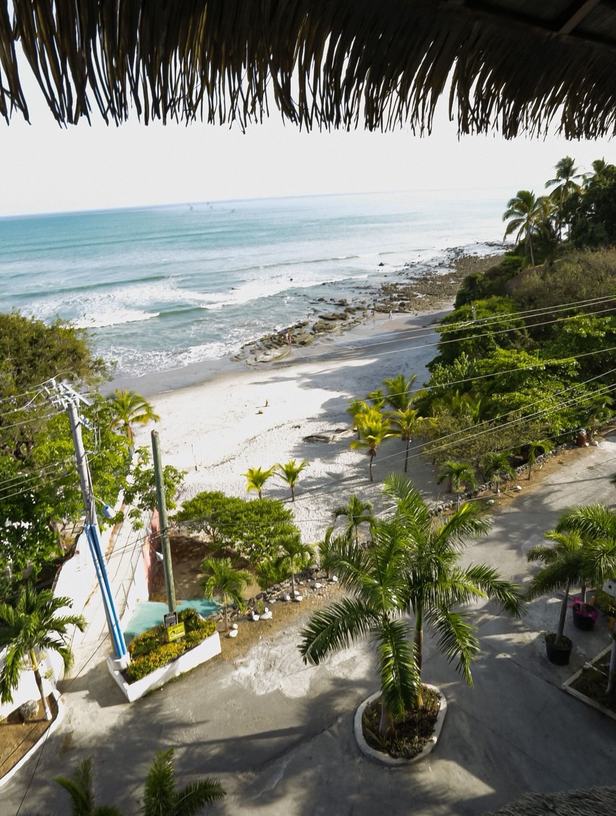 Apartamento en torre frente a Playa Corona: Sector rodeado de plazas comerciales