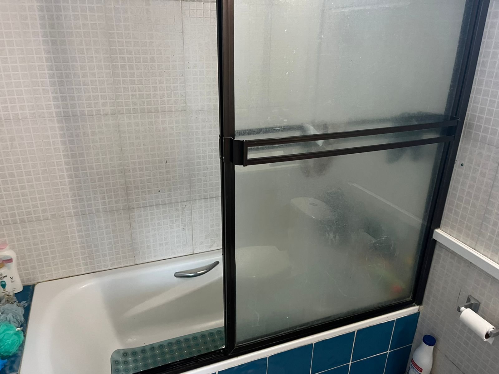 Apartamento en torre frente a Playa Corona: Sector rodeado de plazas comerciales