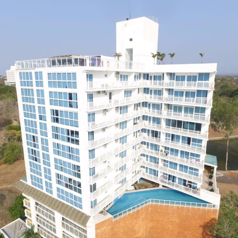 Apartamento en torre frente a Playa Corona: Sector rodeado de plazas comerciales