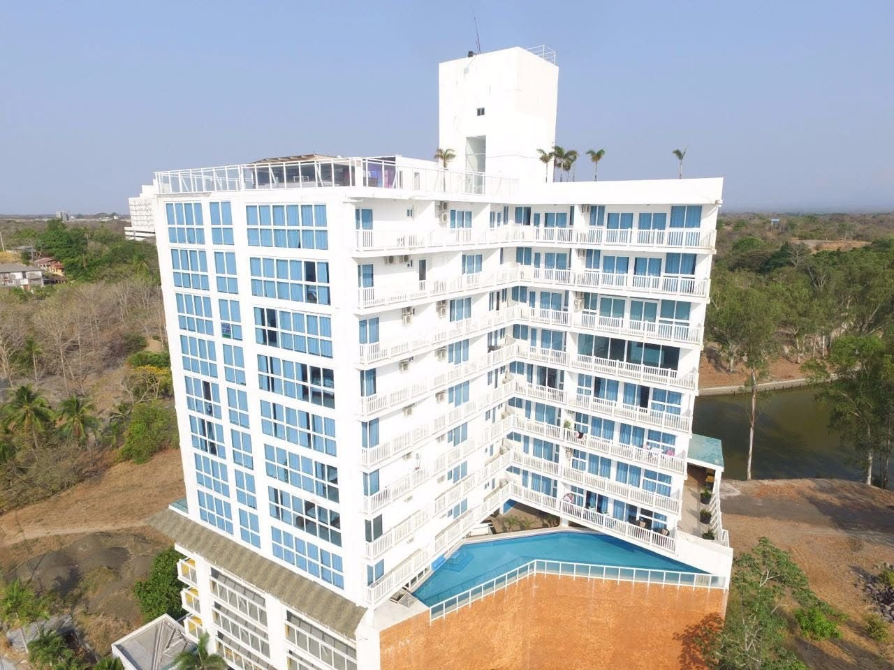Apartamento en torre frente a Playa Corona: Sector rodeado de plazas comerciales