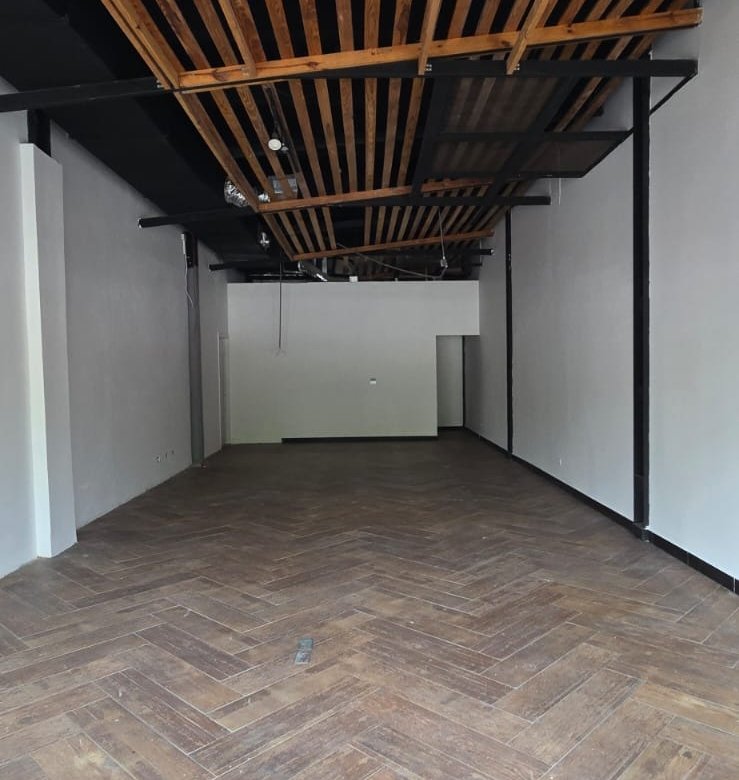 San Francisco / Altos del Golf: Local Comercial de Planta Baja, en Plaza con Estacionamientos