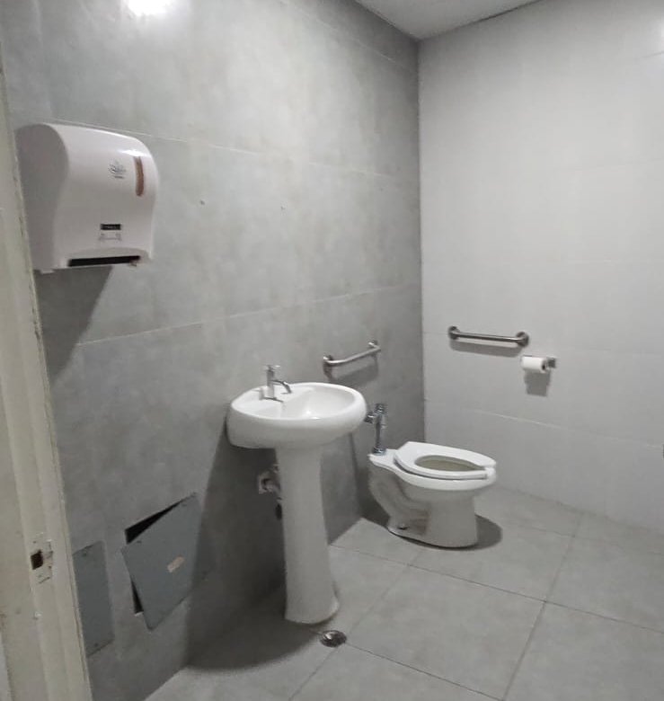 San Francisco / Altos del Golf: Local Comercial de Planta Alta, en Plaza con Estacionamientos