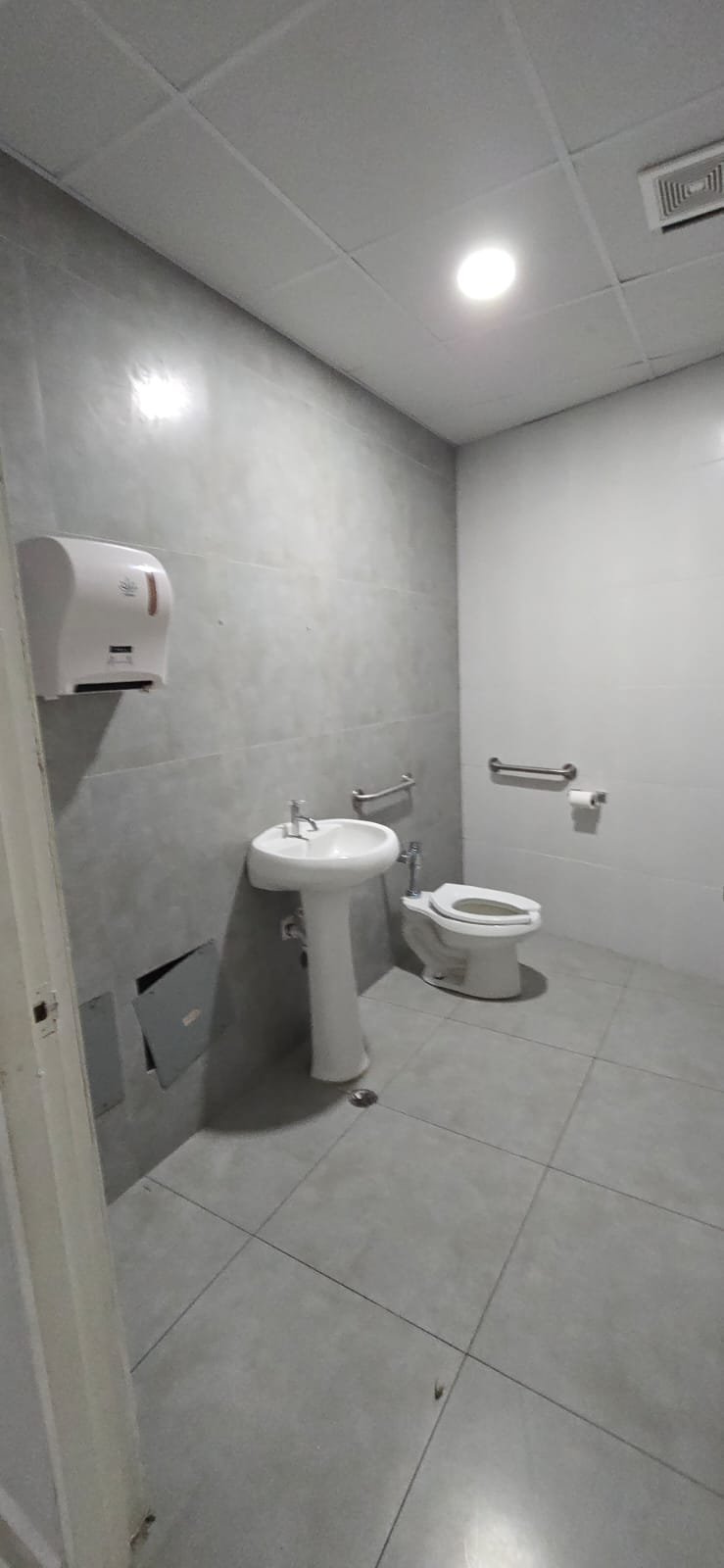 San Francisco / Altos del Golf: Local Comercial de Planta Alta, en Plaza con Estacionamientos