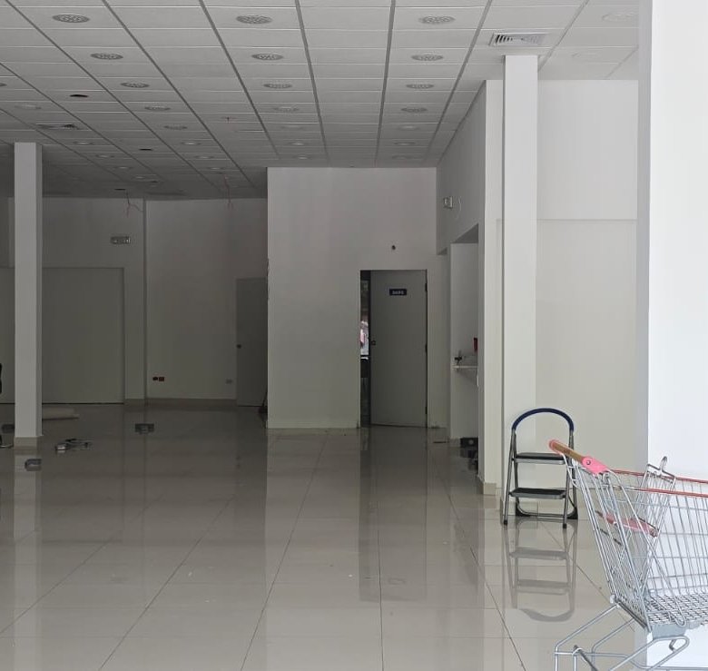 San Francisco / Altos del Golf: Local Comercial con Terraza, en Plaza con Estacionamientos