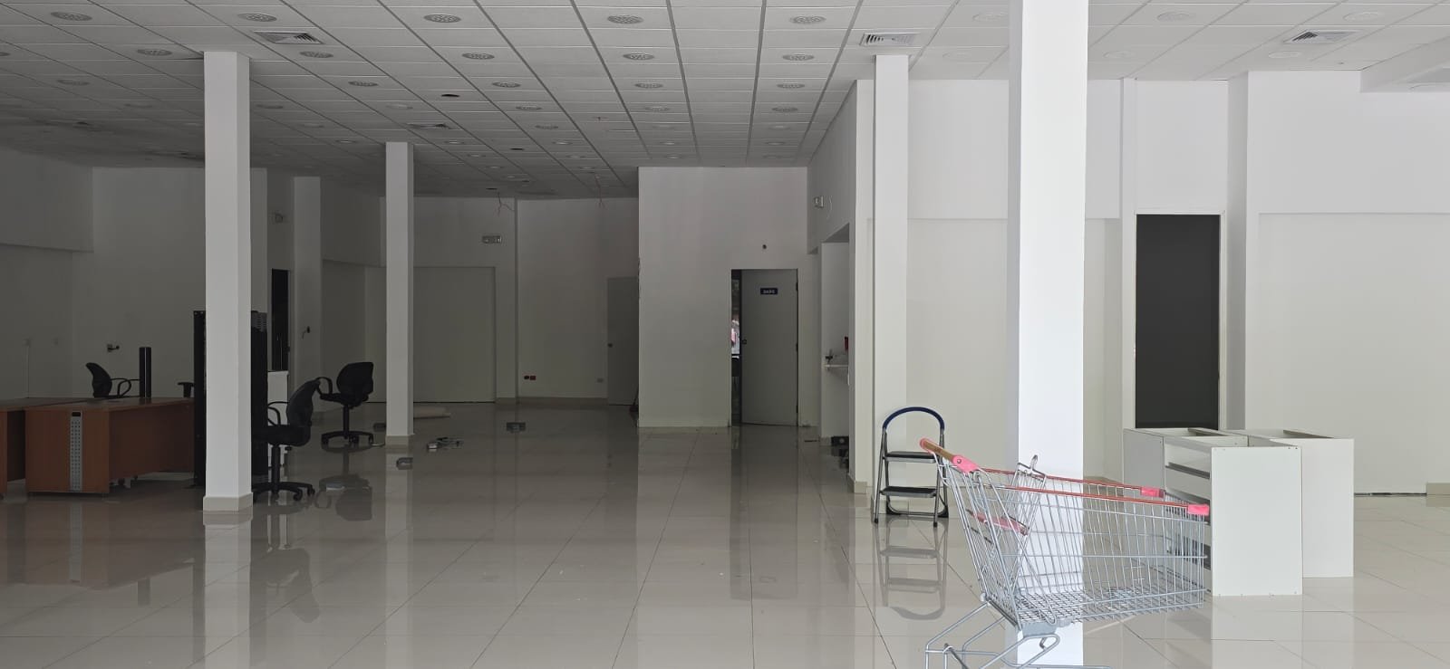 San Francisco / Altos del Golf: Local Comercial con Terraza, en Plaza con Estacionamientos