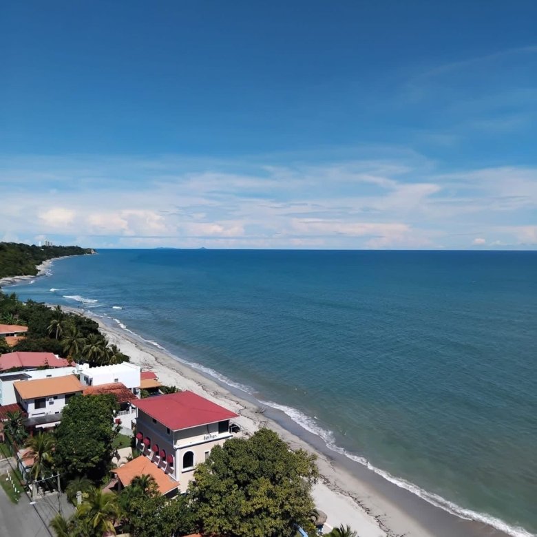Apartamento en torre frente a Playa Corona: Sector rodeado de plazas comerciales