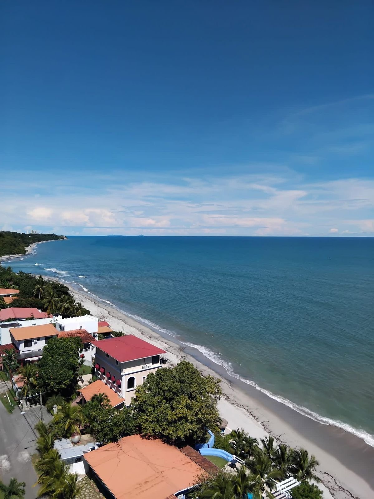 Apartamento en torre frente a Playa Corona: Sector rodeado de plazas comerciales