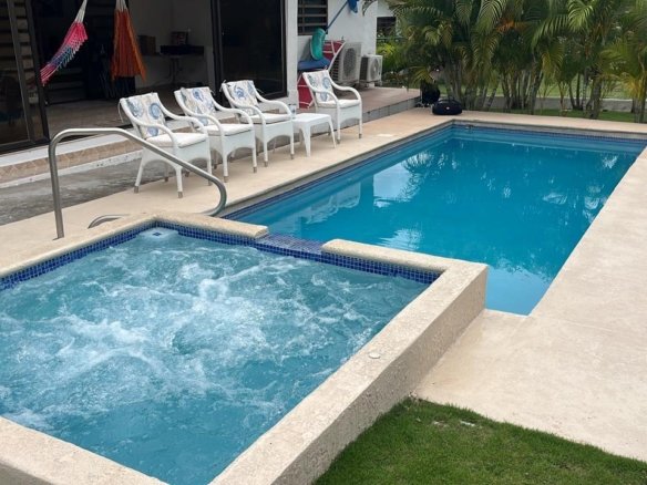 Casa – Villa de Playa, Piedras Gordas, Panama: con Piscina Privada y Jacuzzi