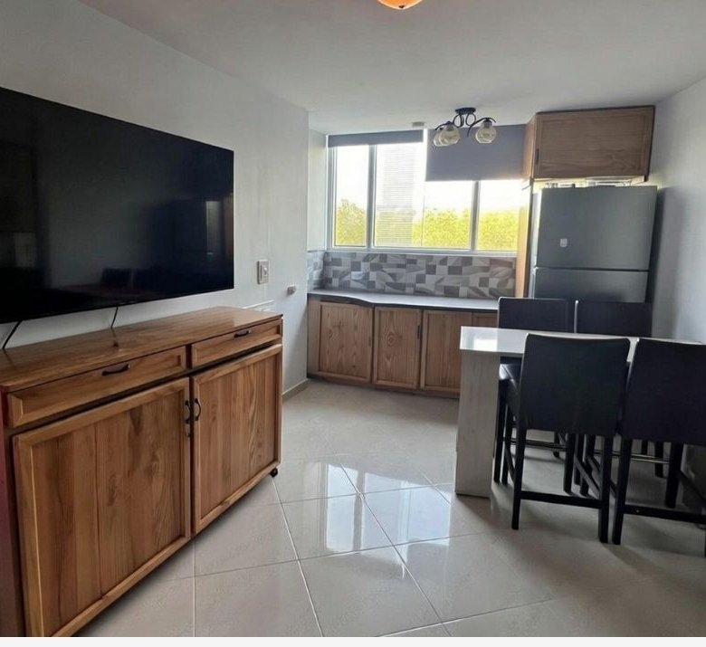 Apartamento en torre frente a Playa Corona: Sector rodeado de plazas comerciales