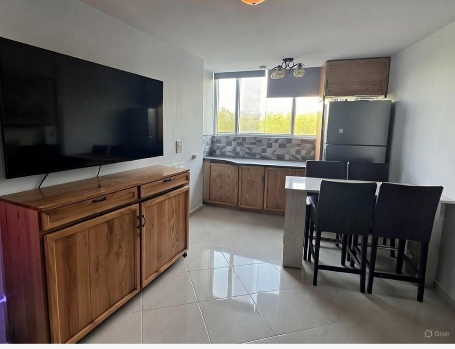 Apartamento en torre frente a Playa Corona: Sector rodeado de plazas comerciales