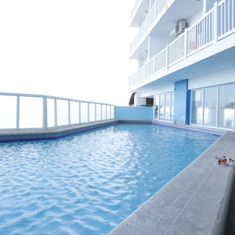 Apartamento en torre frente a Playa Corona: Sector rodeado de plazas comerciales