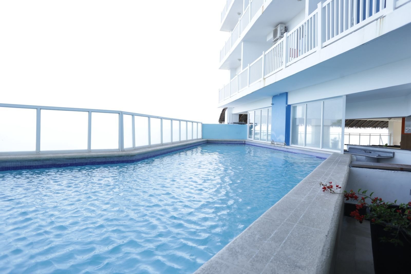 Apartamento en torre frente a Playa Corona: Sector rodeado de plazas comerciales