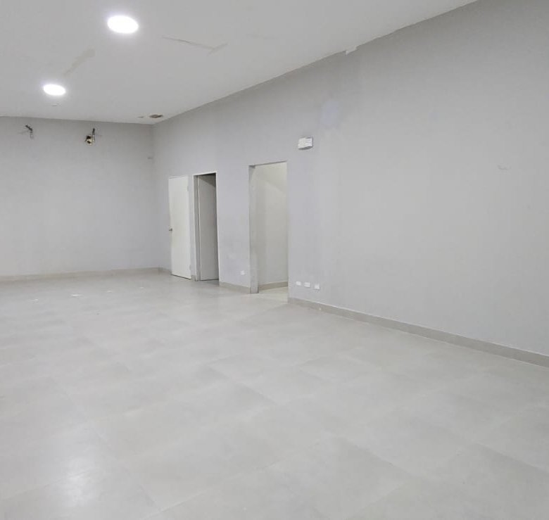 San Francisco / Altos del Golf: Local Comercial de Planta Alta, en Plaza con Estacionamientos