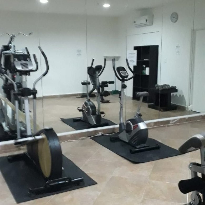 Apartamento en torre frente a Playa Corona: Sector rodeado de plazas comerciales