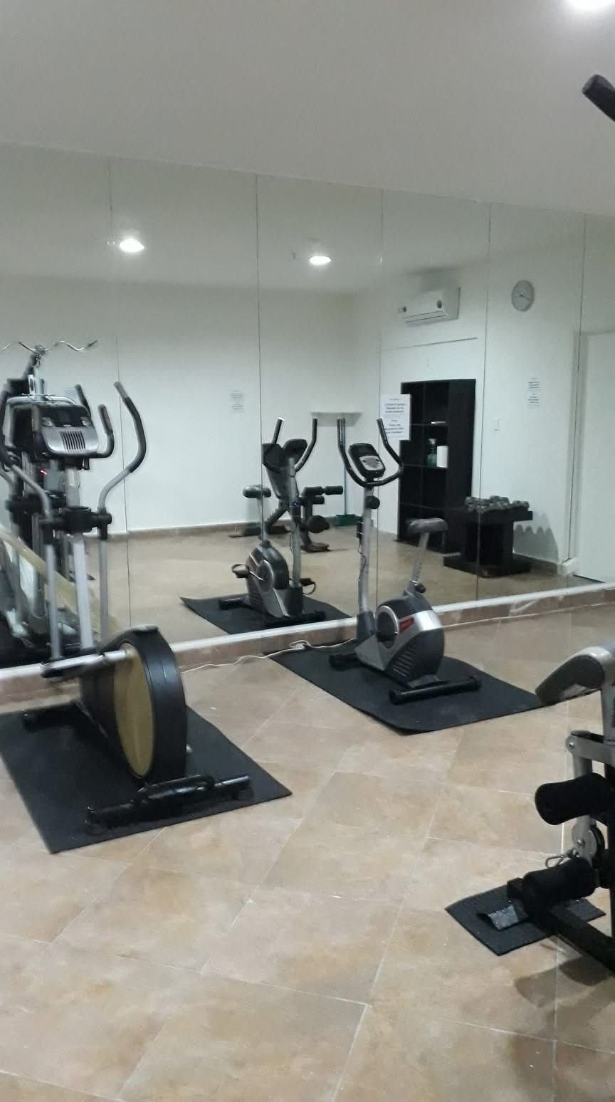 Apartamento en torre frente a Playa Corona: Sector rodeado de plazas comerciales